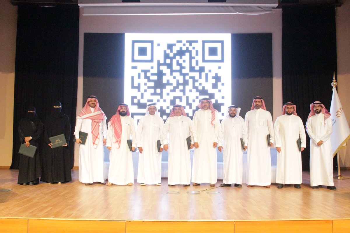ArabEastCollege's tweet photo. وفي نهاية الملتقى سلم معالي عميد كلية الدراسات العليا أ.د. سعيد بن تركي المله الشهادات للمتحدثين في هذا اللقاء. https://t.co/mdFZQMx2cl