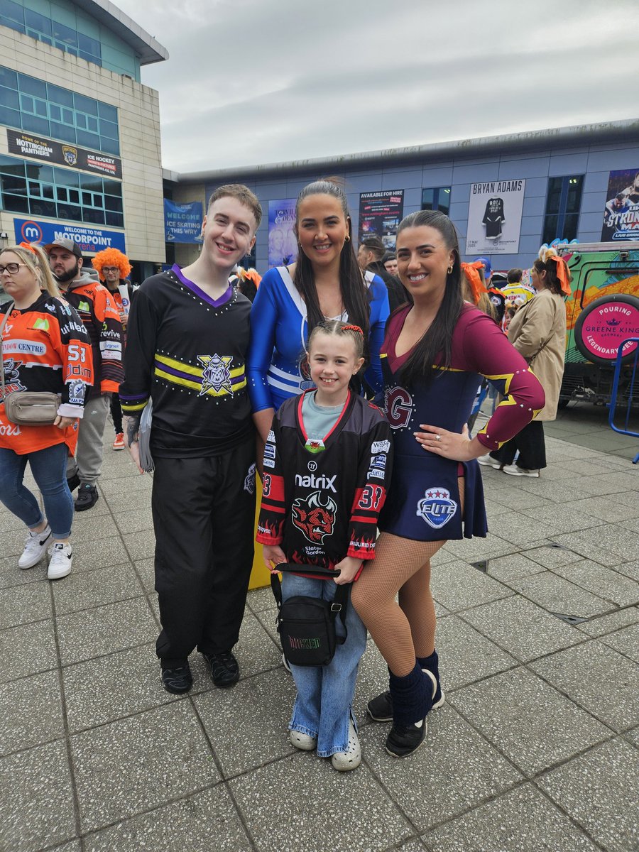 Mia Davies tweet media