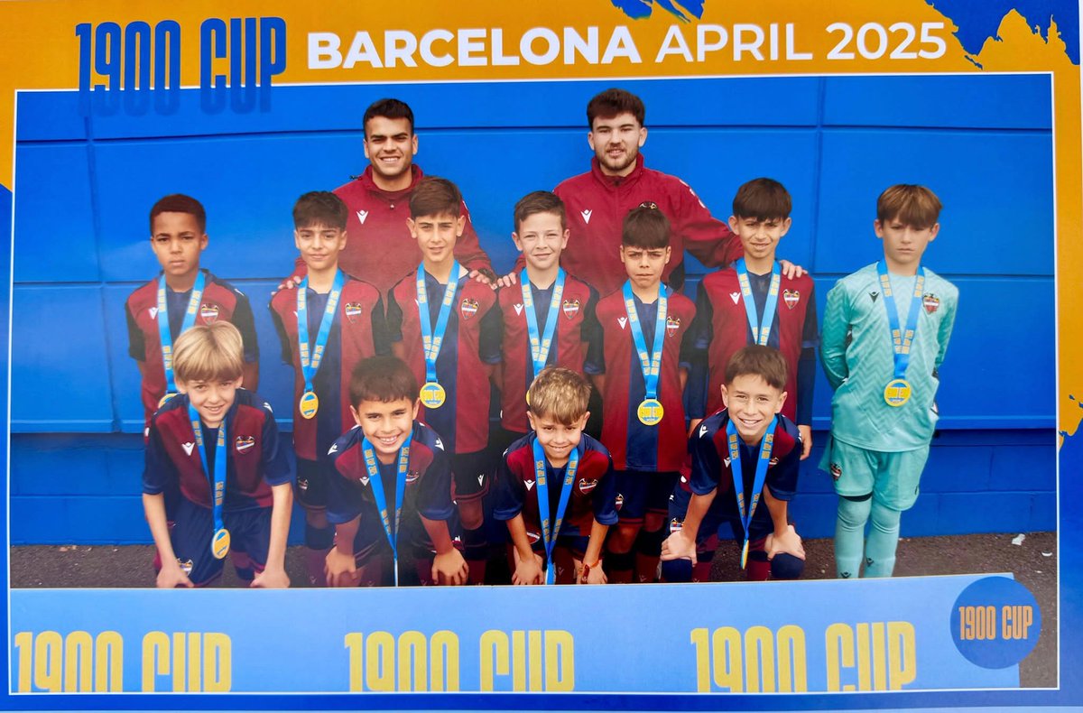 CanteraGranota's tweet photo. 🥇 ¡Campeones del Torneo 1900 Cup!

🏆 El Benjamín A se alza con el título.

🏅 MVP: Raúl Fernández

¡Enhorabuena! 💪 https://t.co/Z40NPylGiD