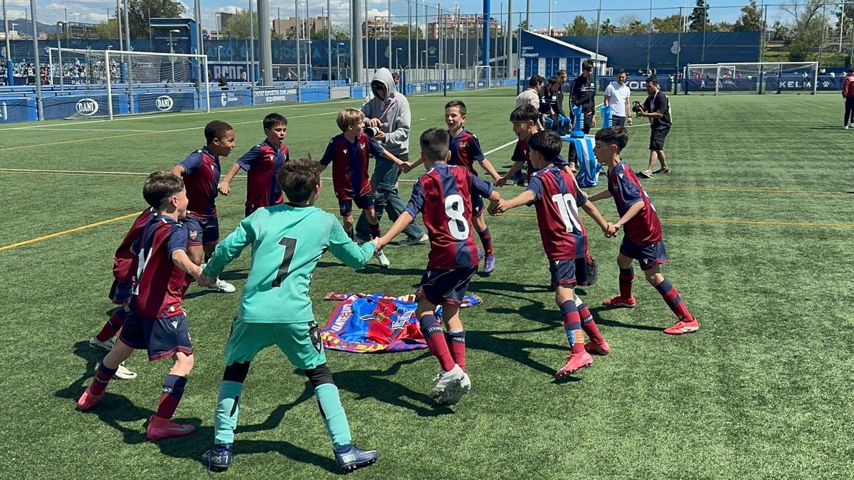 CanteraGranota's tweet photo. 🥇 ¡Campeones del Torneo 1900 Cup!

🏆 El Benjamín A se alza con el título.

🏅 MVP: Raúl Fernández

¡Enhorabuena! 💪 https://t.co/Z40NPylGiD