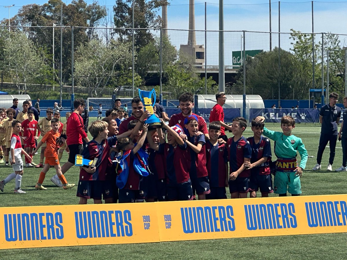 CanteraGranota's tweet photo. 🥇 ¡Campeones del Torneo 1900 Cup!

🏆 El Benjamín A se alza con el título.

🏅 MVP: Raúl Fernández

¡Enhorabuena! 💪 https://t.co/Z40NPylGiD