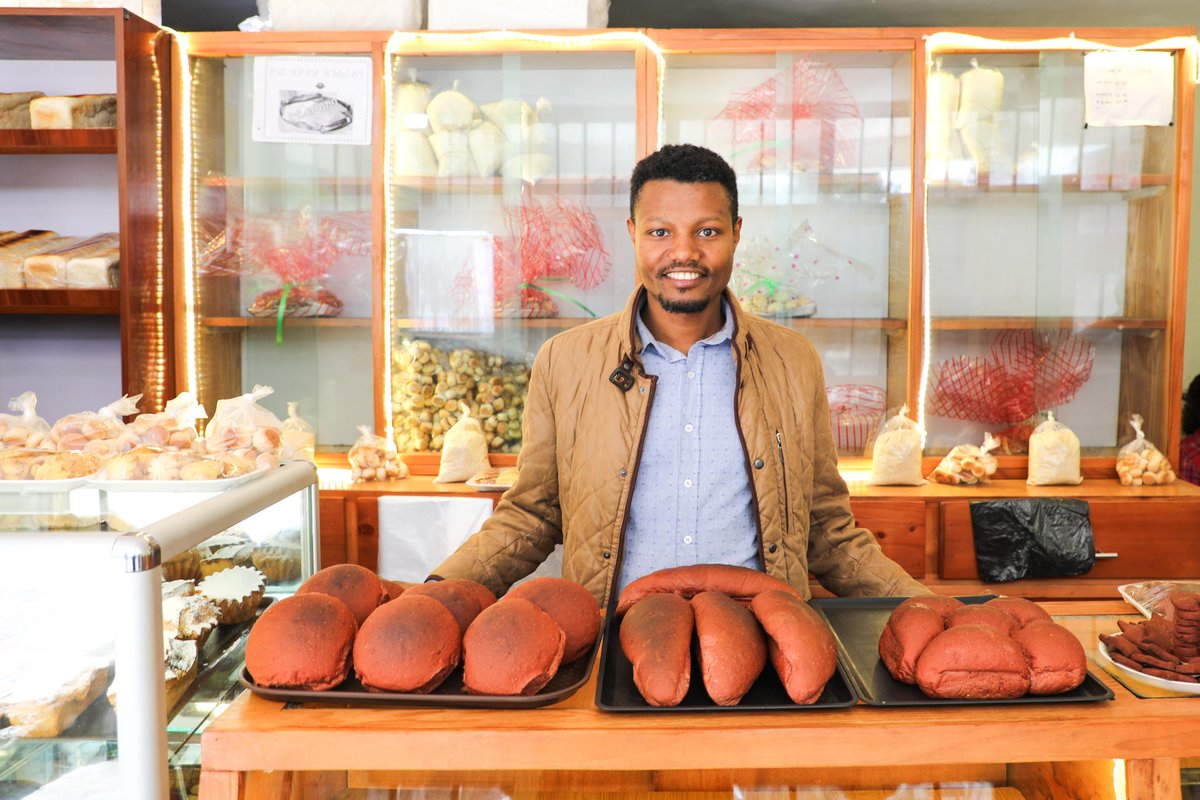 DPGEthiopia's tweet photo. On #WorldInnovationDay, meet Teshome Daniel -an #Ethiopian student turning coffee by-products into healthy bread ☕🍞
He received support from @UNDPEthiopia & @KOICA_Ethiopia's #Innovation4Dev project that works on funding, mentorship &ecosystem building💡🇪🇹
#Innovation4Dev https://t.co/Du9Dl4v4YT