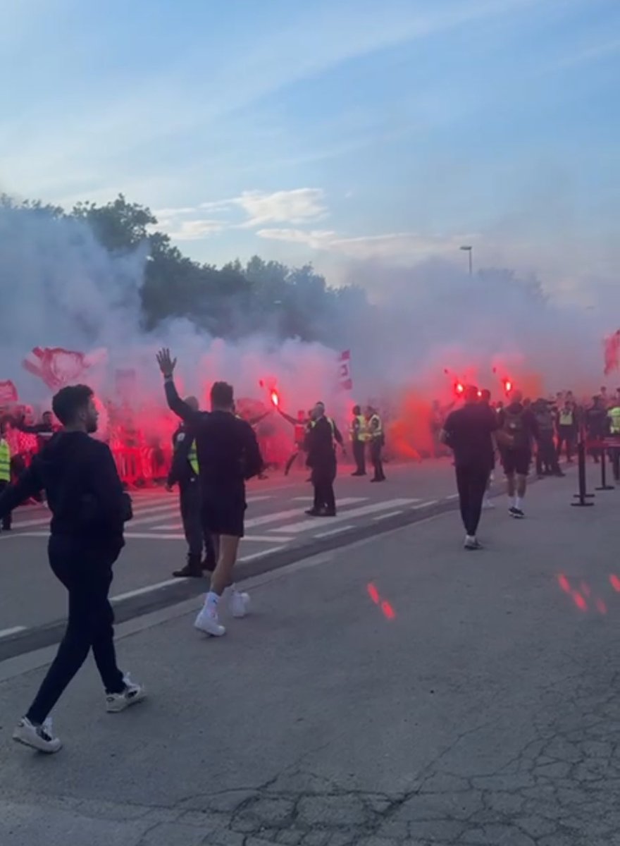 UltrasAccountOF's tweet photo. Recibimiento del Jovent Gironi.

Girona FC-Real Betis
21/04/25
#ultras https://t.co/PimNfGYF5t