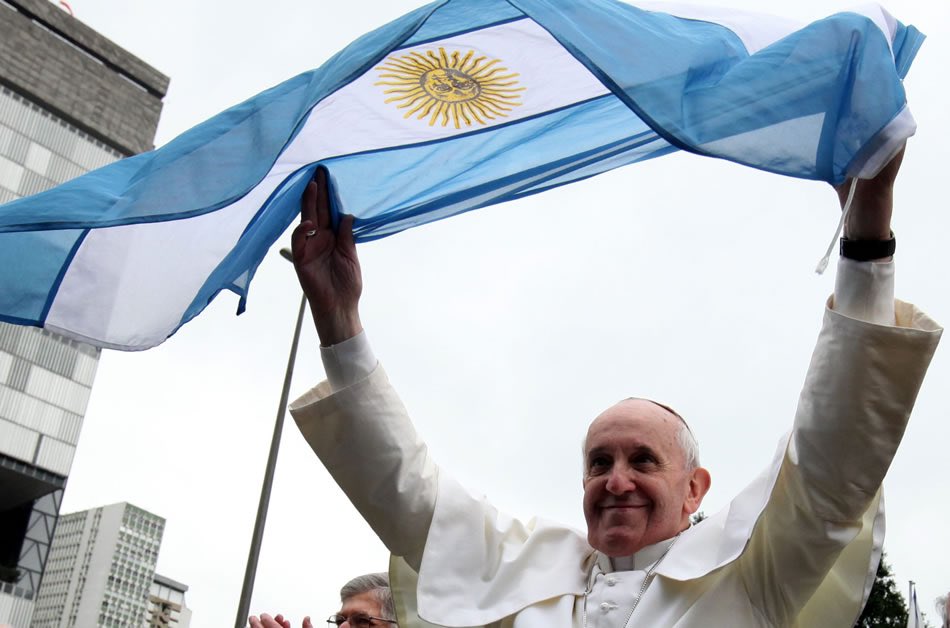 EdgardoMocca's tweet photo. Se fue Francisco, el Papa argentino. El Papa de la política. El que predicó la fraternidad como el destino necesario de los hombres y sostuvo que la política es su garantía última. El que fue jefe de la iglesia católica sin irse nunca del barrio. https://t.co/R807JUFz0B