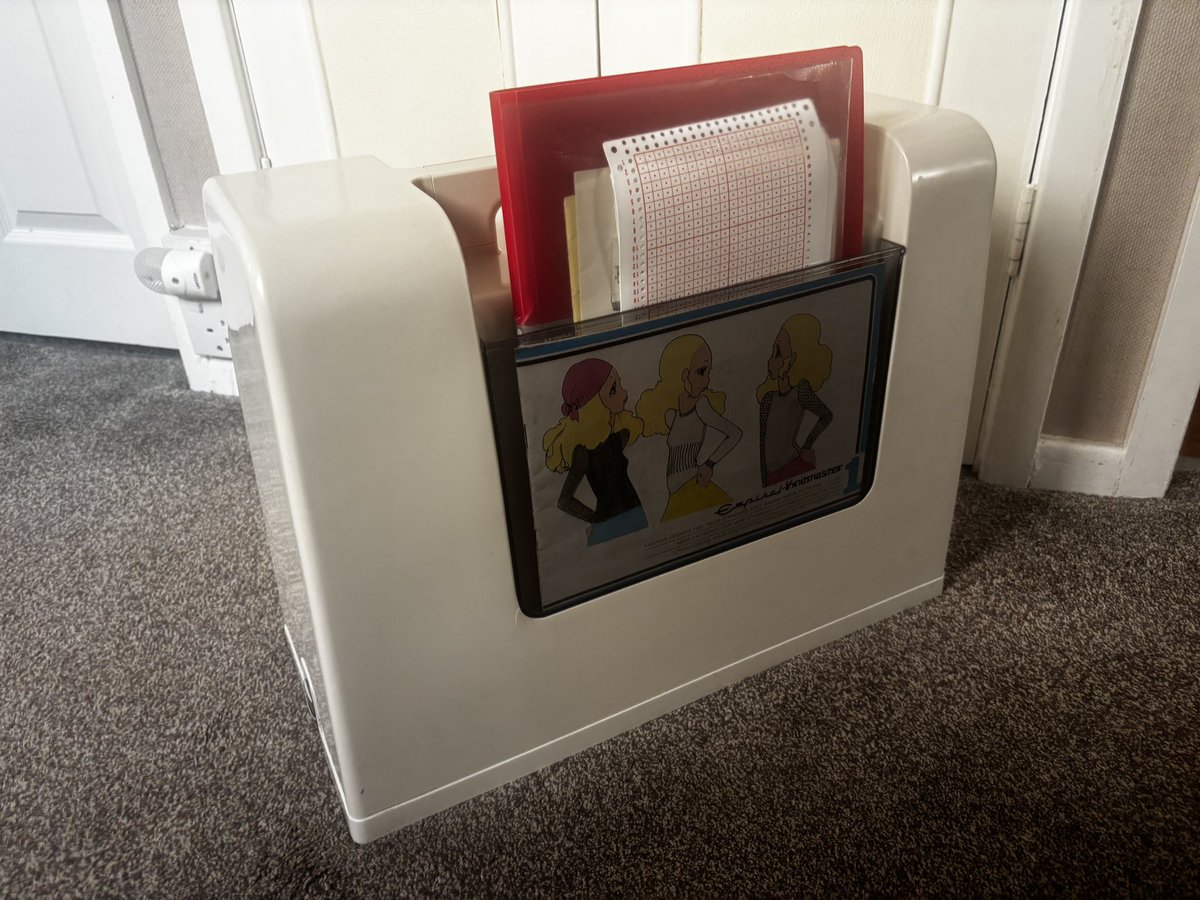 _katy_139's tweet photo. Bought myself a folding knitting machine from the 80s. I’ve been looking for this model and managed to find one for sale this weekend 😁😁
First swatch using the punchcard function https://t.co/D2441ZacI6