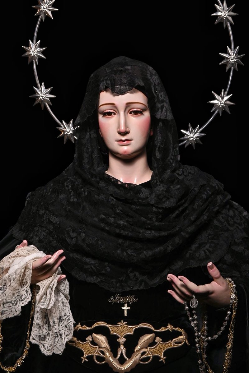 Estudiantes_mlg's tweet photo. Nuestra Señora de Gracia y Esperanza ataviada de luto por el fallecimiento del Santo Padre @Pontifex_es #CofradíasMLG https://t.co/Rcs5ZCL8xT