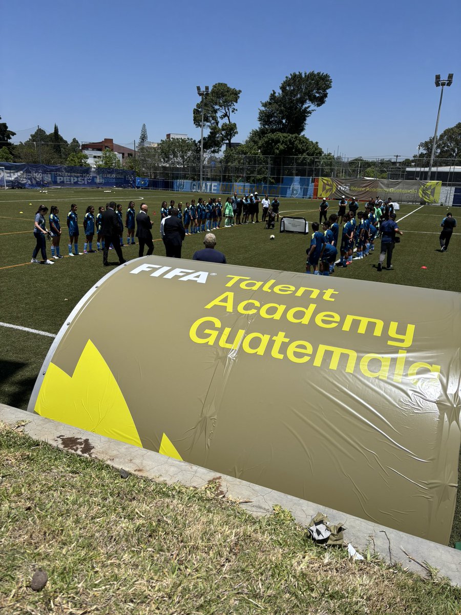 GustavoBanales's tweet photo. Primera visita como Especialista en Alto Rendimiento de FIFA, fue a la @fedefut_oficial dentro del programa #TDS de @fifacom_es.
Inauguración de la FIFA Talent Academy Guatemala.

#TalentDevelopmentScheme #GiveEveryTalentAChance
#TalentCoach #HPS https://t.co/Kijz48JRAM