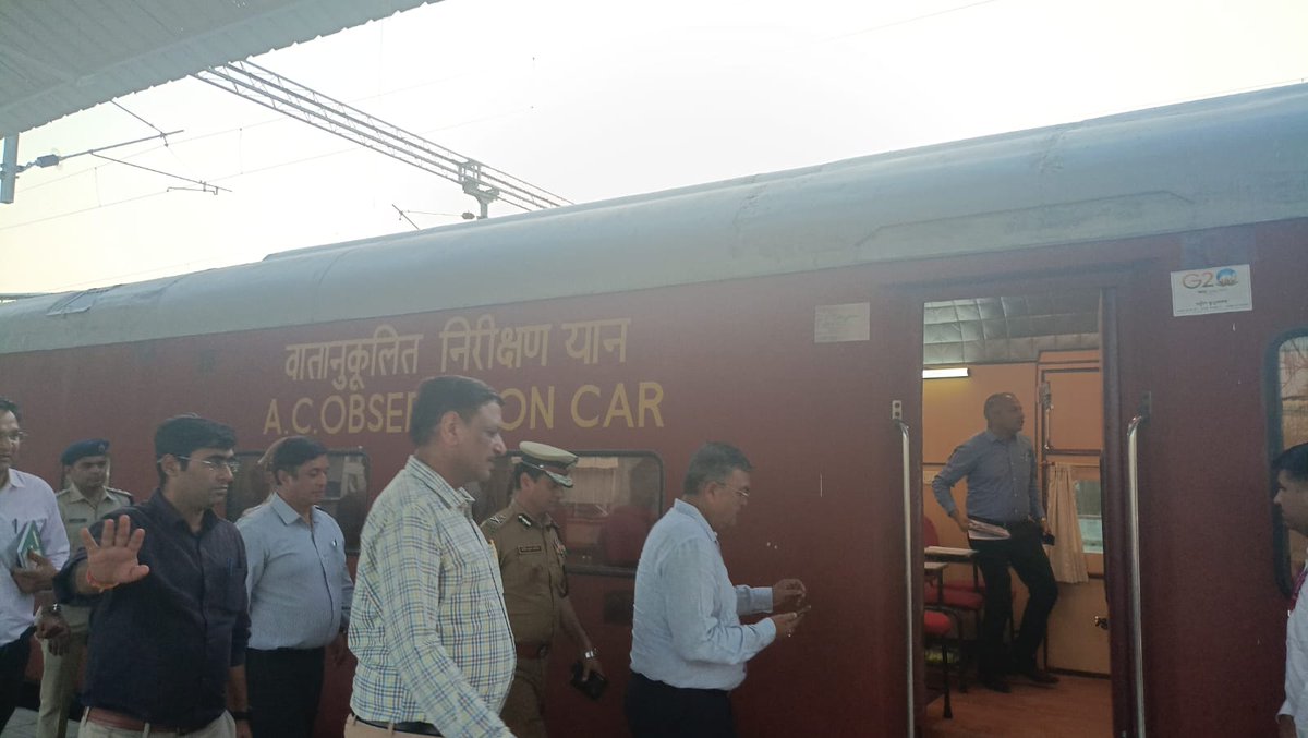 आज जवाली स्टेशन पर लंबी दूरी की गाड़ी के ठहराव हेतु स्टेशन मास्टर बैरवा साहब को ज्ञापन दिया गया , आज मारवाड़ आबूरोड रूट पर हो रह महाप्रबंधक निरीक्षण को देखते हुए यह ज्ञापन उन्हें भी दिया गया ।

<a href="/pkjawali/">Praveen Kumar</a>
<a href="/DrmAjmer/">DRM AJMER</a> <a href="/KESARAMCHO7226/">KESARAM CHOUDHARY MLA</a> <a href="/NWRailways/">North Western Railway</a>