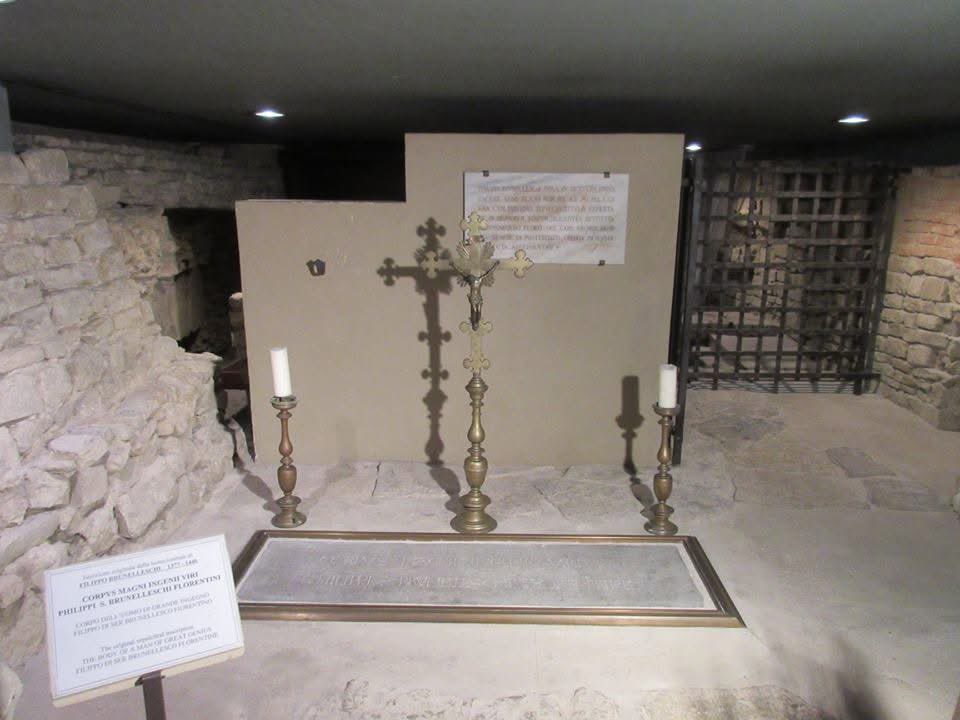 La humilde tumba de Filippo Brunelleschi, junto a la tienda de souvenirs de Santa Maria del Fiore en Florencia. Personalmente creo que merecía otro lugar bajo la cúpula que creó y que dio paso al Renacimiento.