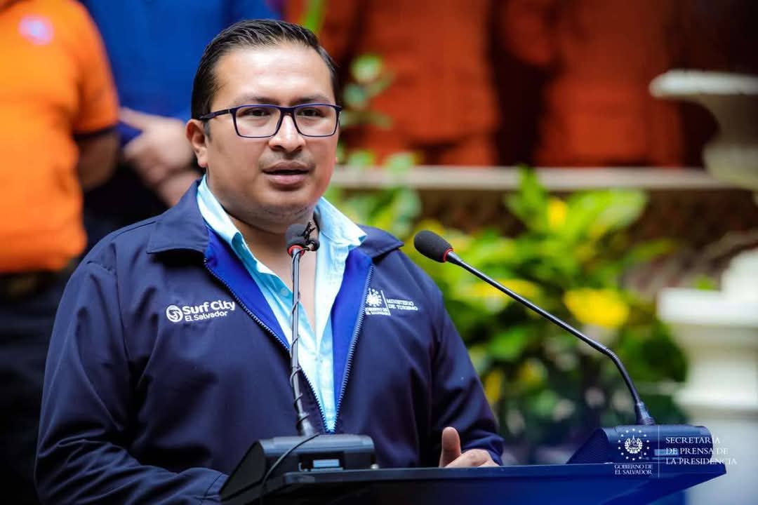 ElTrompudo2022's tweet photo. #DenunciaCiudadana
🚨 Ayer a las 4 pm, Alex Bonilla, quien dijo ser funcionario, impidió el paso a una ambulancia con emergencia del hospital Amatepec, alegando que había dañado su camioneta particular, la cual porta sirena y luces policiales, lo cual es ilegal.

Hilo🧵 https://t.co/v0iu52Mqmz
