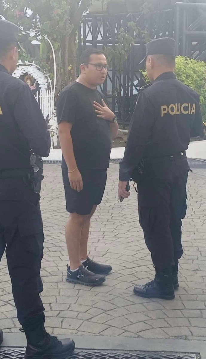ElTrompudo2022's tweet photo. #DenunciaCiudadana
🚨 Ayer a las 4 pm, Alex Bonilla, quien dijo ser funcionario, impidió el paso a una ambulancia con emergencia del hospital Amatepec, alegando que había dañado su camioneta particular, la cual porta sirena y luces policiales, lo cual es ilegal.

Hilo🧵 https://t.co/v0iu52Mqmz
