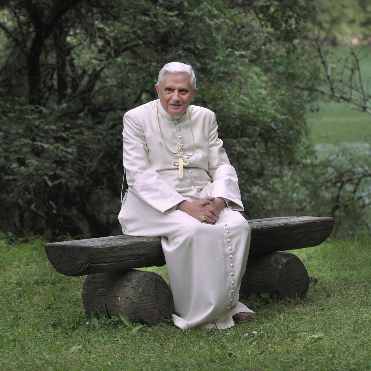 „Bo tam, gdzie wyklucza się Boga, nic nie jest wielkie. Człowiek staje się wygnańcem, którego nic nie może zadowolić, dla którego nic już nie jest piękne” – mówił Benedykt XVI, który równo 20 lat temu, 19 kwietnia 2005 roku, został papieżem.