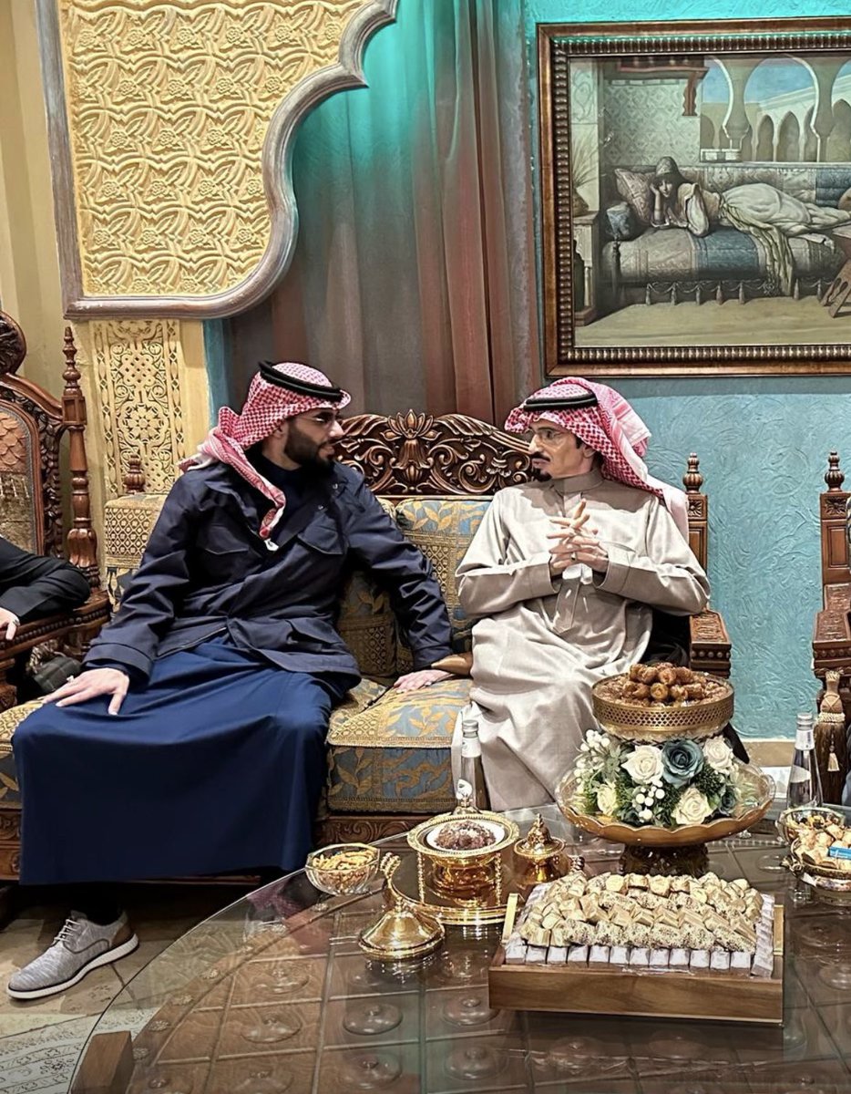 بقلوب مؤمنة بقضاء الله وقدره، ننعى الرجل النبيل مطلق بن مشرف بن شنان، ونسأل الله العلي القدير أن يتغمده بواسع رحمته ويسكنه فسيح جناته. لقد كان الفقيد رمزًا للمحبة والخلق الرفيع، وترك أثرًا بارزًا في تاريخ الفروسية السعودية بإنجازاته الكبيرة وخبرته الممتدة لعقود في تربية وتدريب