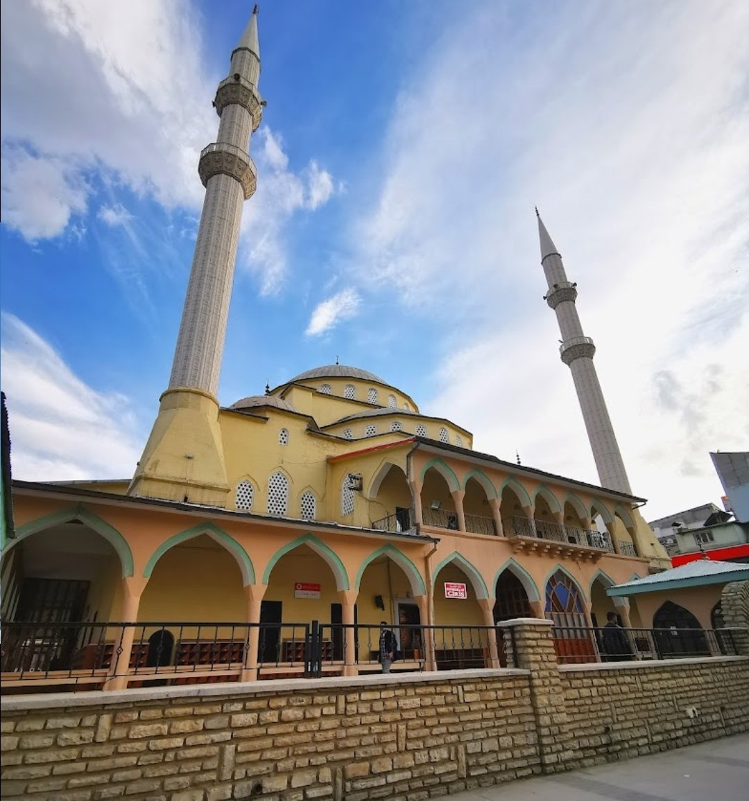 Hz Ömer camisi 
Diyanet vakfı
İl müftülüğü 
İmam ,müezzinler 
Cemaat ve esnaf her kes camiden vaz geçmiş yıkılmasına mahkum edilmiş şehir merkezinde çaresiz ve yorgun bir şekilde ayakta durmaya çalışıyor direniyor
SEN ey Vanlı her şeye rağmen sesiz olmaya devam et ölü takliti yap