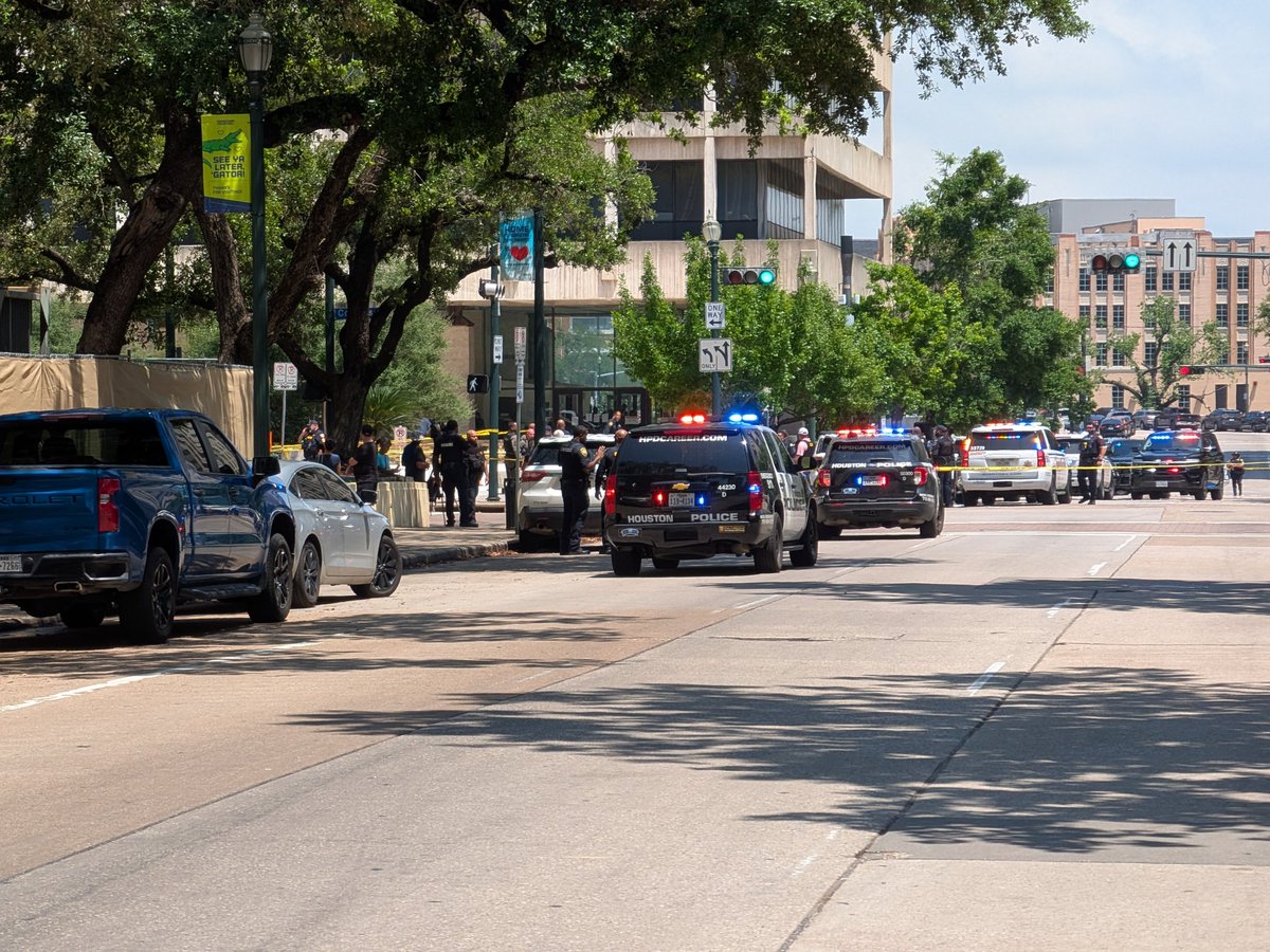 🚨 BREAKING NEWS: A Harris Co. Pct 1 Constable deputy was shot by a man carrying a gun outside the downtown Houston judicial complex. 

The suspect took off from deputies. A shootout happened outside the Family Law Center. 

Deputy Sheila Jones was shot in the back.