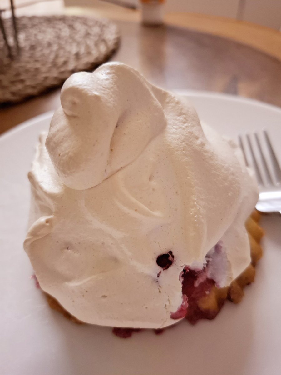 GrunzeugD's tweet image. Wer kennt sie nicht. Diese Tage an denen man sich wünscht, mam hätte mehr als 3 Mürbteigböden eingefroren. Klassiker. 😁

#Baiser #Ribisel #Ribiselkuchen