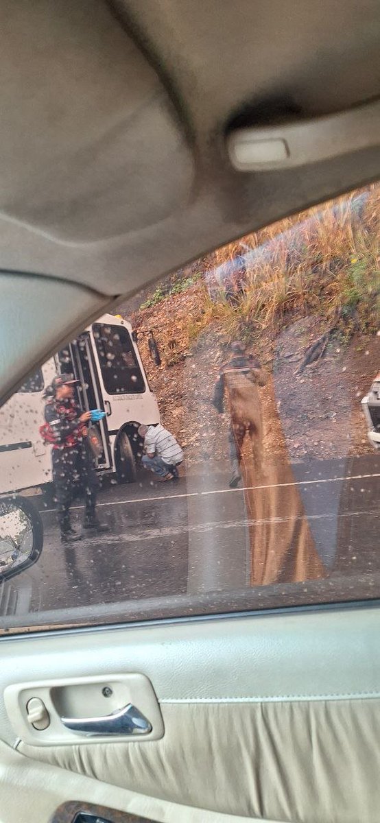 Autop. Prados del Este - Colisión y derrape de colectivo a la altura de la Ciudadela sentido Centro; se genera retraso. Autoridades en el lugar. 03:00 PM #TrafficCenter

📸Cortesía.