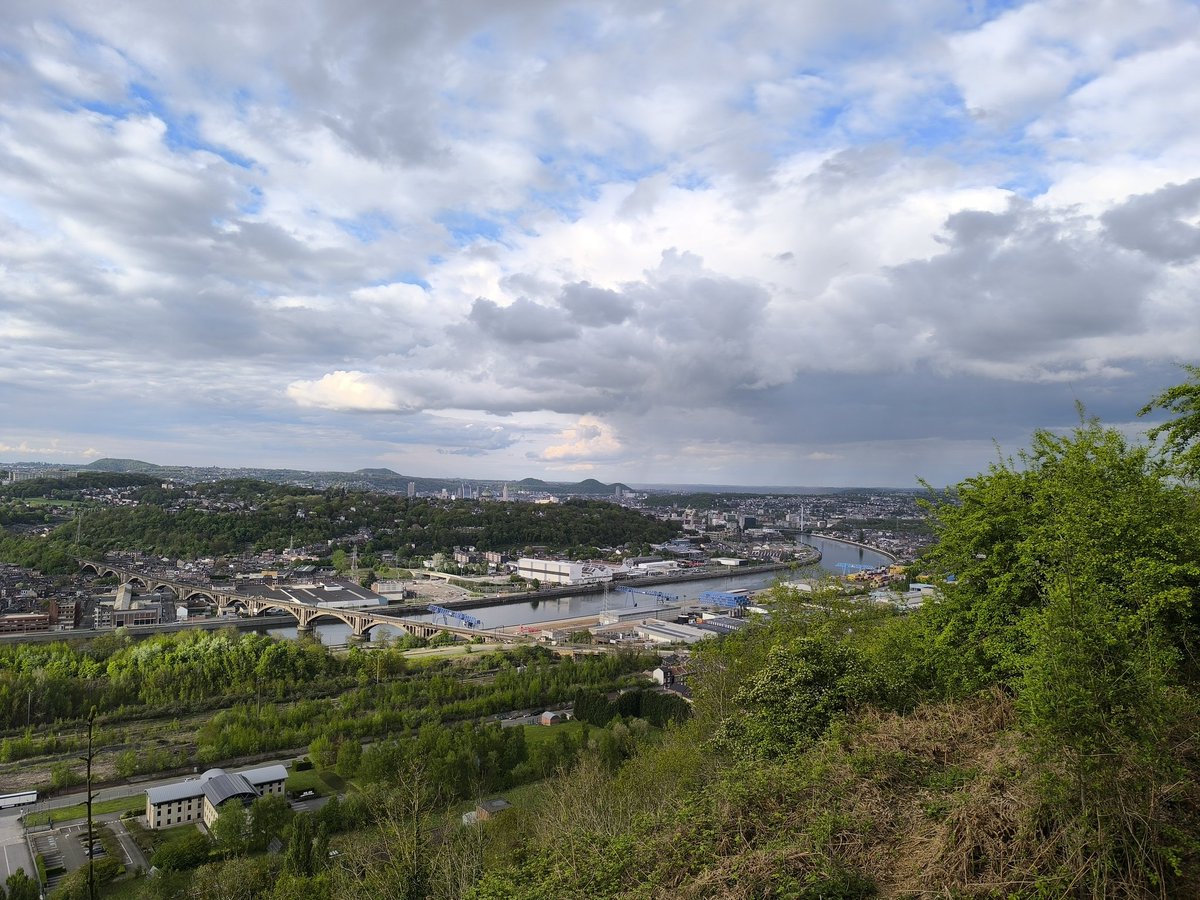 MaxDu151's tweet photo. Un peu de hauteur pour voir le stade du standard et les hauteurs de Liège 🥰
#nature #balade #hauteur #liege #belgique #videaste #youtubegaming #photography #vue #terrils #stade #foot https://t.co/2DfRnHBaop