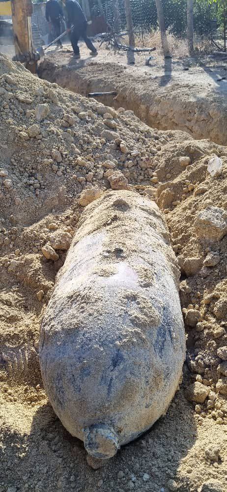 تصویر مربوط به کشف بمب عمل نکرده ارتش ایران از بمباران مردم ممسنی #لورستانات در سال ۱۳۴۲ در روستای امیرایوب انصار.

این بمب ها پس از جنگ گجستان و با هدف برای کشتار جمعی #لور ها  توسط بمب افکن های رژیم فاشیستی پهلوی بر سر غیرنظامیان لر ریخته شد.