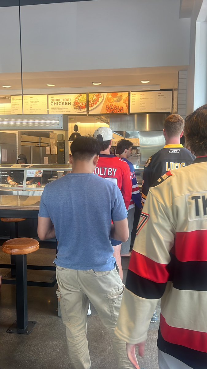 Bi11ywalsh's tweet photo. #chipotle doing gods work on this shitty Monday. Guess the bruins are only good for a free bowl this year https://t.co/V2WzXnxmFS