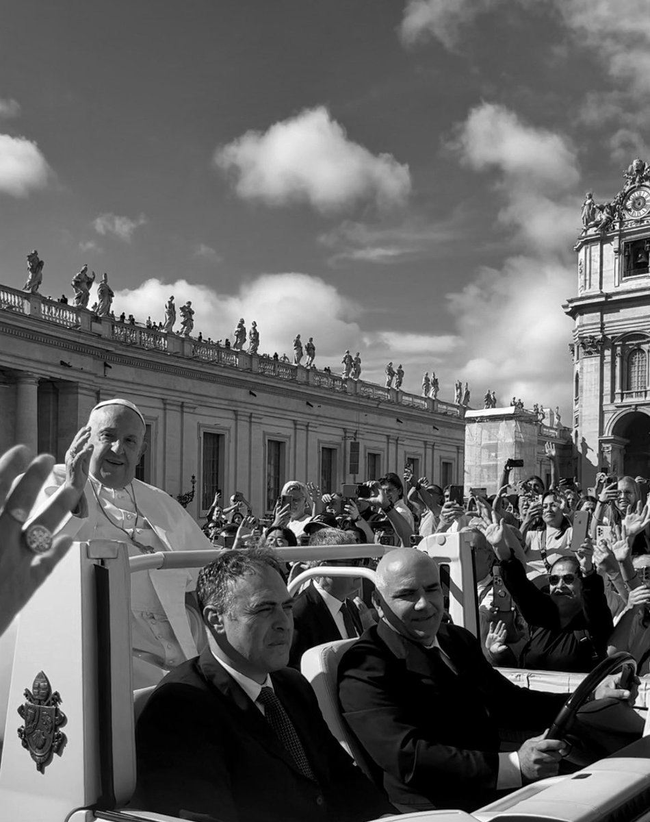 jakhorb's tweet photo. Odszedł Pielgrzym nadziei. Papież peryferiów, zabiegający o pokój i poszanowanie godności każdego człowieka. Wołał, szczególnie do młodych: wstańcie z kanapy i idźcie zmieniać świat. Dziś dziękujemy za Jego pontyfikat. 🙏 https://t.co/ClTQ2dvqvI