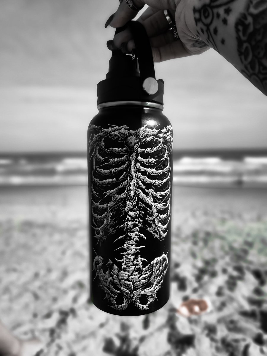 VampireFreaks's tweet image. Just because you&apos;re dead inside doesn&apos;t mean you shouldn&apos;t stay hydrated!  Stay hydrated and spooky with our Dead Inside Skeleton 32 Oz Water Bottle

📷 @rokketqueen66

#Goth #GothWaterBottle #SpookyLife #Skeleton #Spooky #VampireFreaks