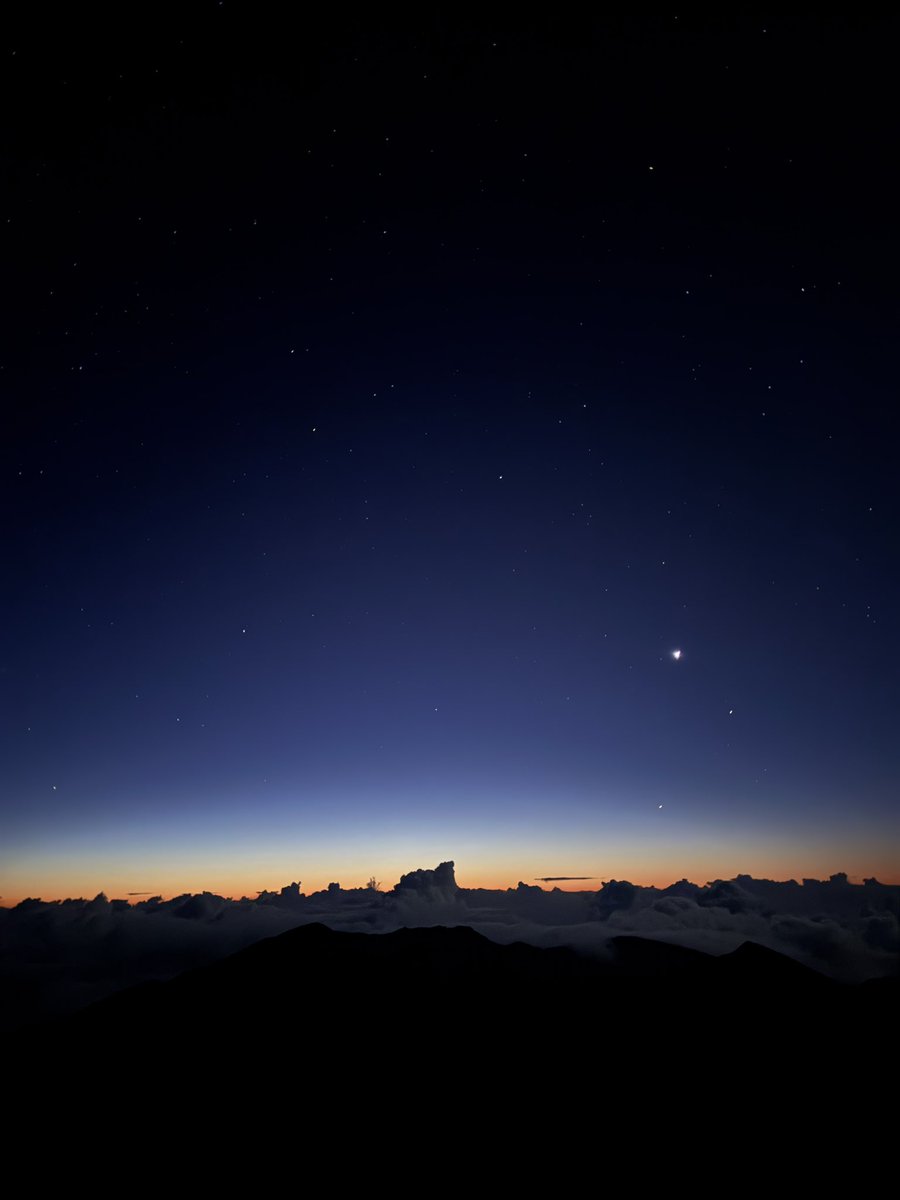 soraya_idalis's tweet photo. 10/10 recommend waking up at 1am to go to Haleakala summit for sunrise https://t.co/YilyK1erxD