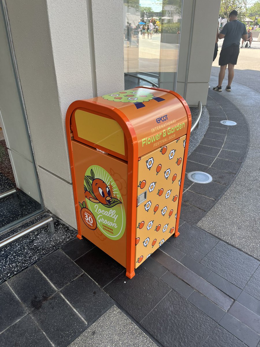 StickyhazeTV's tweet photo. These two #spike and #orangiebird are some of the most #iconic tables at the #epcot #disneypark ! I can’t tell you how much I’ve eaten off them ! #disney #disneyworld #worldshowcase #fyp #garbagecan #trashcan https://t.co/Ao94l6NdvK