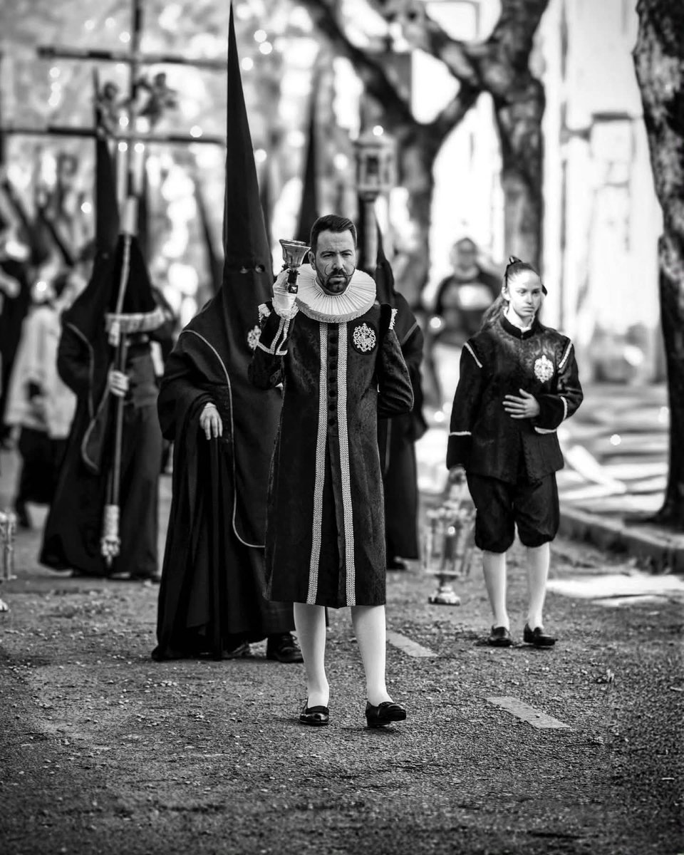 El caminar de un Sábado Santo... «Quien ama, no se queda de brazos cruzados. Quien ama, sirve. Y quien ama, corre a servir, corre a entregarse en el servicio a los demás.» Papa Francisco. 🤍✨

📸 #EvaMorales