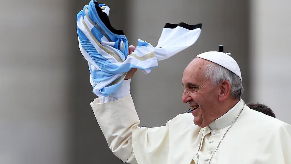 FRACISCO, ETERNO🤍

Hoy el mundo despide a un hombre que caminó junto al pueblo, habló por los silenciados y cuidó nuestra casa común, la Tierra. Guíaste a la Iglesia con el corazón en el Evangelio y los pies en la tierra. Francisco, tu luz hoy se hizo eterna. 

1936 - ♾️.