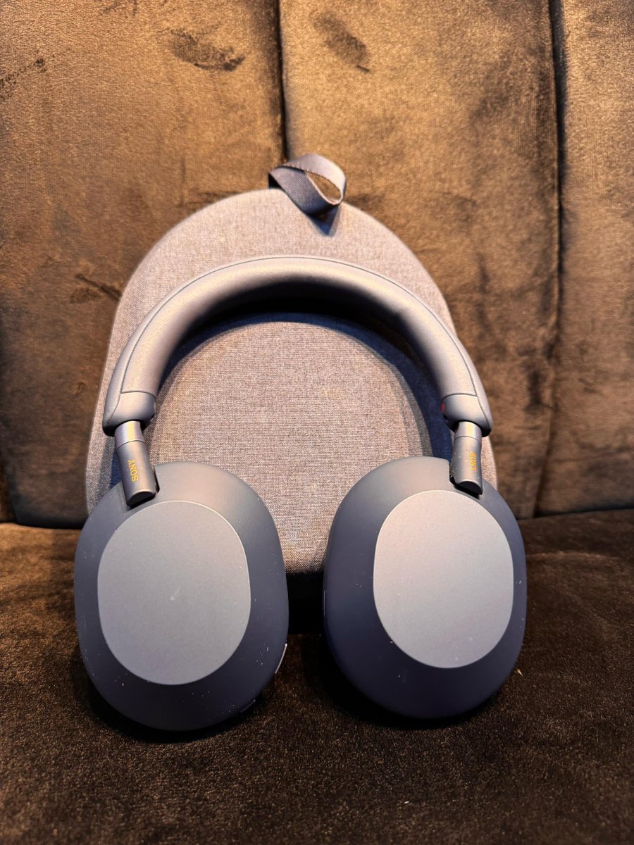 c4seriesgadgets's tweet photo. *Sony WH-1000XM5 
Blue Edition with camouflage case protection 
390k* https://t.co/XhX8z7uBrX