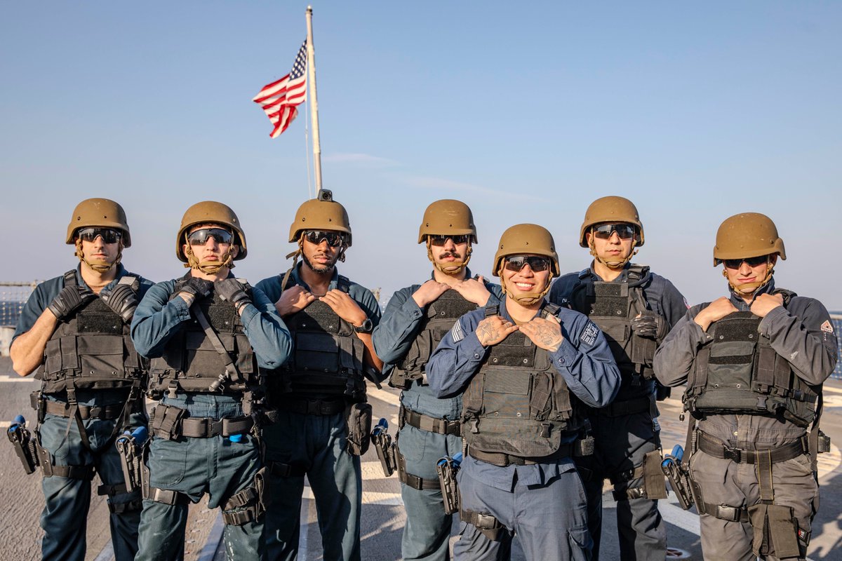 USPacificFleet's tweet photo. 🛳️ Sailors aboard USS Preble (DDG 88) conduct a visit, board, search, and seizure (VBSS) exercise in Yokosuka.
Forward deployed to Destroyer Squadron 15, Preble supports the U.S. 7th Fleet as a key part of its surface force. ⚓🇺🇸 #USNavy #USSPreble #VBSS https://t.co/fy3C5RK034