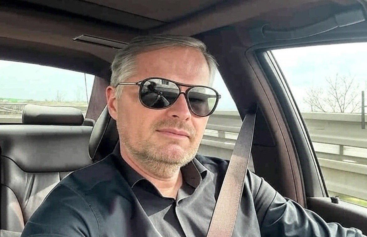 az247cz's tweet photo. V rámci snahy překonat Filipa Turka, který se nedávno pochlubil jízdou rychlostí přes 200 km/h, se dnes na Instagramu premiéra Fialy objevila fotografie, jak po dálnici D5 jede rychlostí téměř 300 km/h. https://t.co/QayblCwZSO https://t.co/cTye2xV1K4