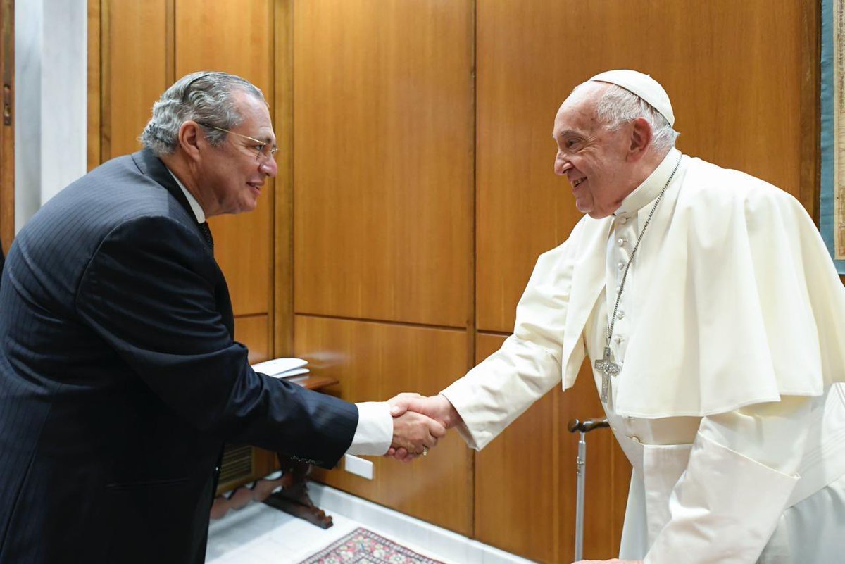 Lamento profundamente el fallecimiento del Santo Padre. A quienes nos permitió el privilegio de conocerlo, nos pedía que rezáramos por él. Así lo hicimos y así lo haremos ahora en su fallecimiento. Poética ha sido su desaparición en la pascua, como fue poética su vida.