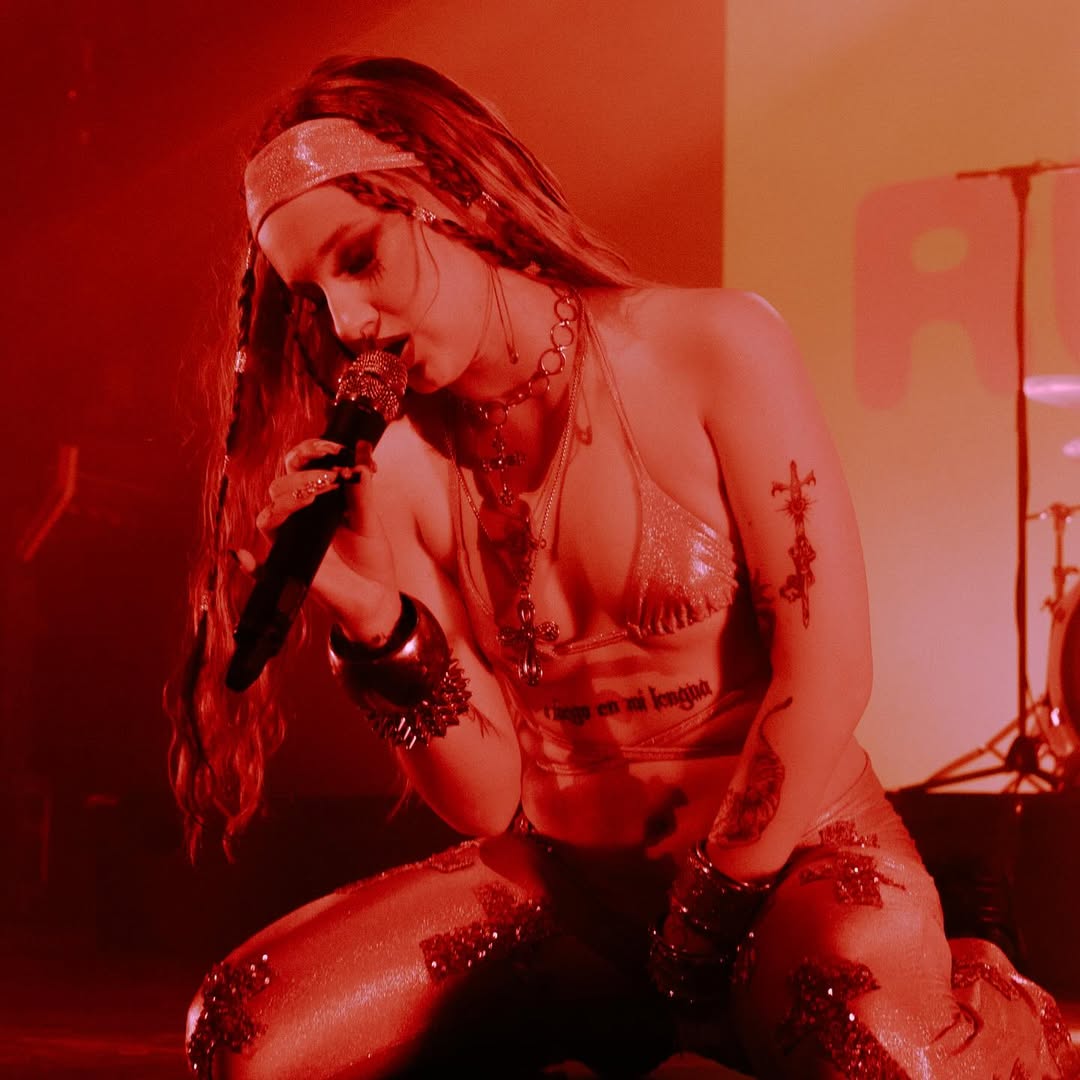 📱: Culito firme (<a href="/lcinvitadc/">𝐸𝑙𝑖𝑎</a>)

📲: Ha enviado una foto. 
📲: Mira que guapa salgo.