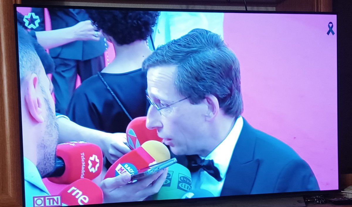 Me parece una VERGÜENZA que se permita que en televisión pública aparezcan imágenes explícitas de genitales, específicamente estando en horario infantil.