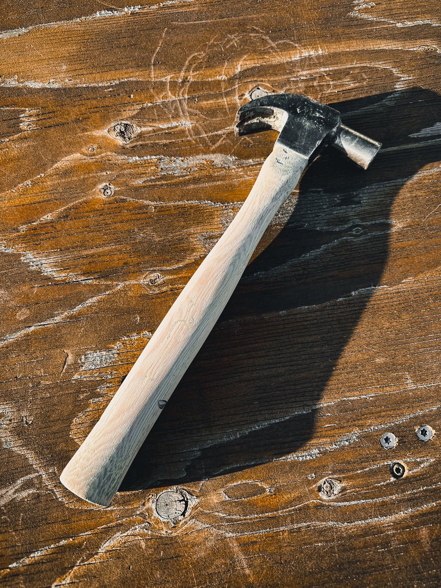 Keypti málaðan hamar í Góða Hirðinum á 300 kall.

Búinn að vera að vinna  í honum í dag.
Ennþá langt í land en fín byrjun.