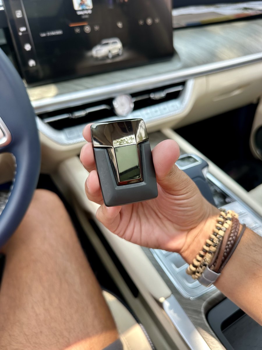 Inicio de semana, nueva prueba de manejo, ya les platico sobre tremendo TANQUE 4x4 de 5 metros de largo, capacidad para 7, con motor V6  biturbo… híbrido 🥵🔥