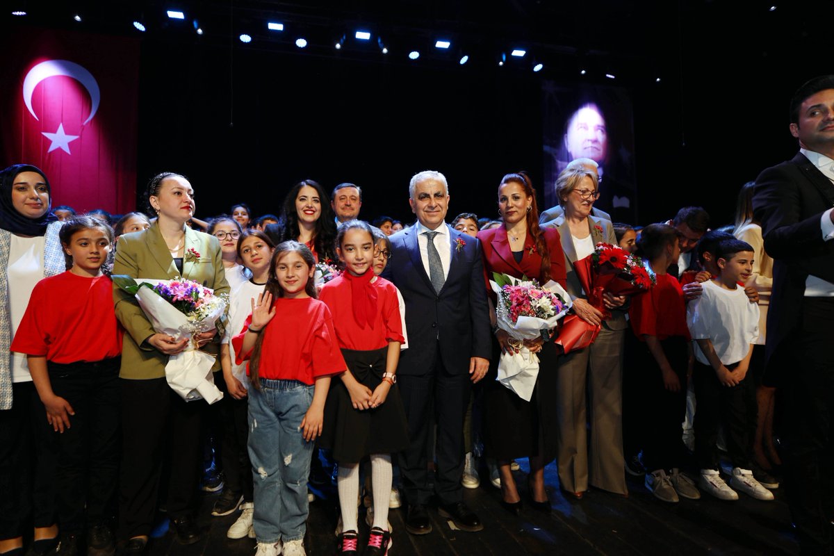 Üniversitemiz Mavera KSM'de 23 Nisan Ulusal Egemenlik ve Çocuk Bayramı’nı GBB Başkanı Sayın Fatma Şahin’in katılımıyla kutladık. Bin öğrenciden oluşan koro, Çukurova Filarmoni Orkestrası ile birlikte sahne aldı. Emeği geçenlere teşekkür ederim @gaziantepuniv #gaün #parlayanyıldız