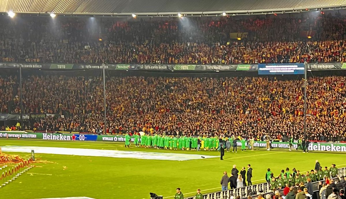 ErikDeventer's tweet photo. Ik knijp mij maar nog een keertje in de arm…
⁦@GAEagles⁩ wint de ⁦@KNVB⁩ beker in De Kuip 

8 Europese topwedstrijden wachten #Kowet het komende seizoen in de ⁦@EuropaLeague⁩ 

#azgae https://t.co/8eQ2LDEjNL