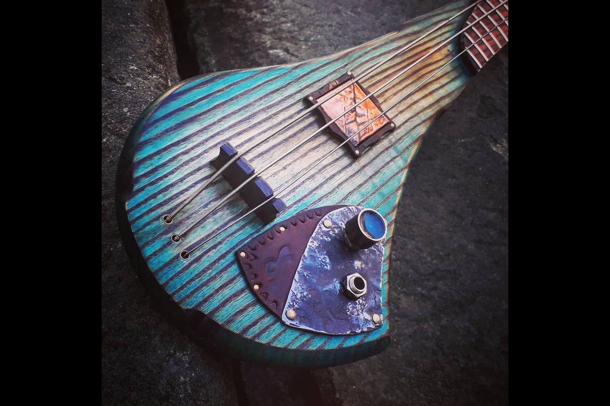 Meet the Bad Dog Bass: short-scale, hand-carved, and unlike anything you’ve seen. notreble.com/buzz/2025/04/2…