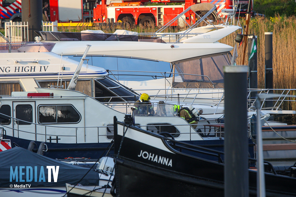 Brand in boot aan jachthaven Zandrak in Capelle aan den IJssel