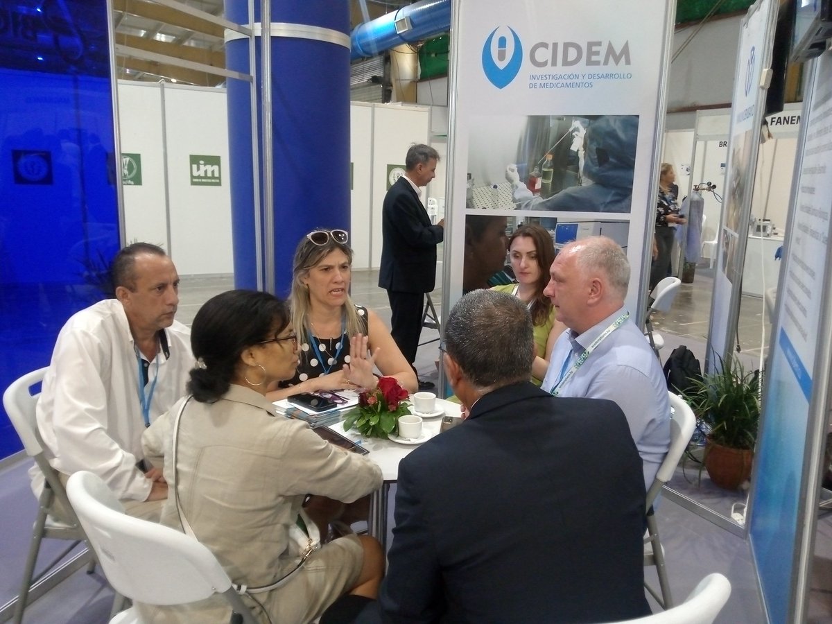 CIDEM_Cuba's tweet photo. Feria Internacional #SaludParaTodos: Intercambio con ACADEMPHARM para revisar aspectos relacionados con transferencia de tecnología de medicamentos genéricos y otras posibles negociaciones. @DuniaCIDEM @MaydaMauriBCF @SDCarreraBcf https://t.co/s6KARk0zAC