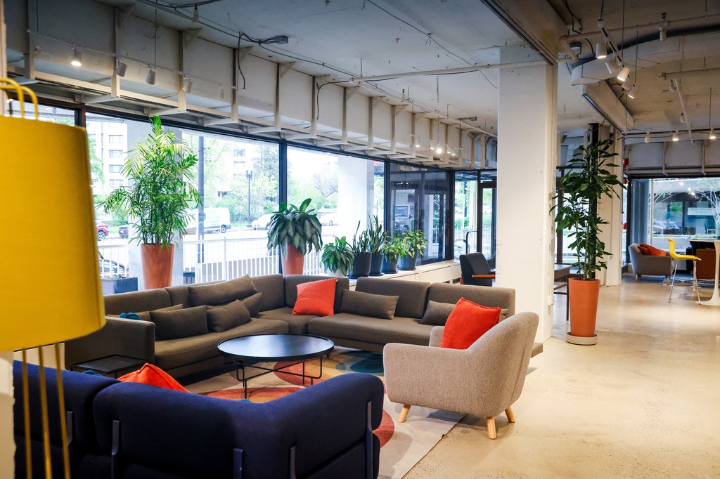 Adaptable workstations offer flexibility, allowing employees to choose spaces that best suit their current tasks. Whether it’s a standing desk, a comfortable lounge area, or a traditional desk setup, these options cater to various working styles and preferences.