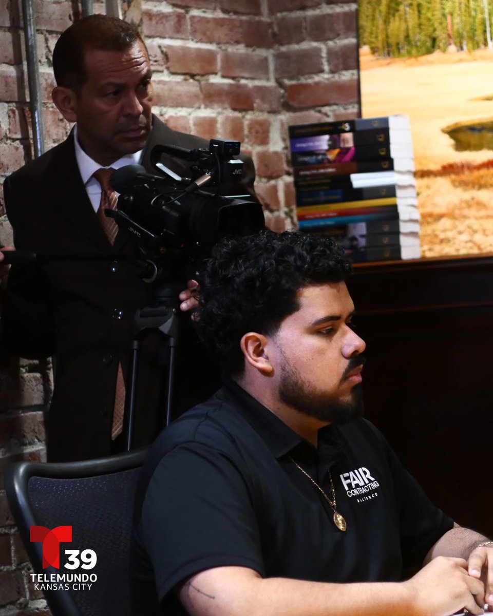 TelemundoKC's tweet photo. ENTREVISTA EXCLUSIVA con @FairIsGoodKC quienes realizaron una investigación sobre un contratista que trabaja en la cárcel de Leavenworth, operada por CoreCivic en Kansas.
🔊 Escucha los audios que obtuvieron durante su investigación. 

HOY a las 5pm y 10pm. https://t.co/a5wYD8hCbb