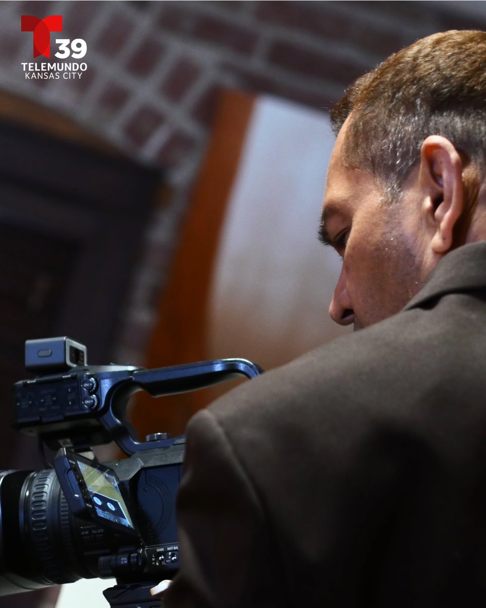 TelemundoKC's tweet photo. ENTREVISTA EXCLUSIVA con @FairIsGoodKC quienes realizaron una investigación sobre un contratista que trabaja en la cárcel de Leavenworth, operada por CoreCivic en Kansas.
🔊 Escucha los audios que obtuvieron durante su investigación. 

HOY a las 5pm y 10pm. https://t.co/a5wYD8hCbb