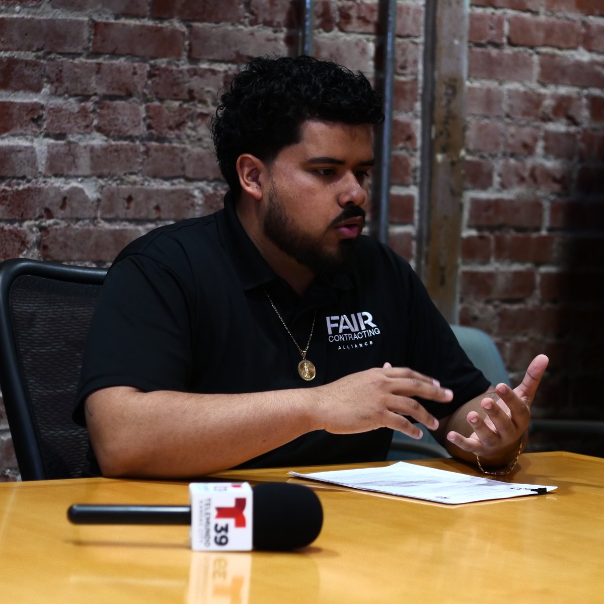 TelemundoKC's tweet photo. ENTREVISTA EXCLUSIVA con @FairIsGoodKC quienes realizaron una investigación sobre un contratista que trabaja en la cárcel de Leavenworth, operada por CoreCivic en Kansas.
🔊 Escucha los audios que obtuvieron durante su investigación. 

HOY a las 5pm y 10pm. https://t.co/a5wYD8hCbb
