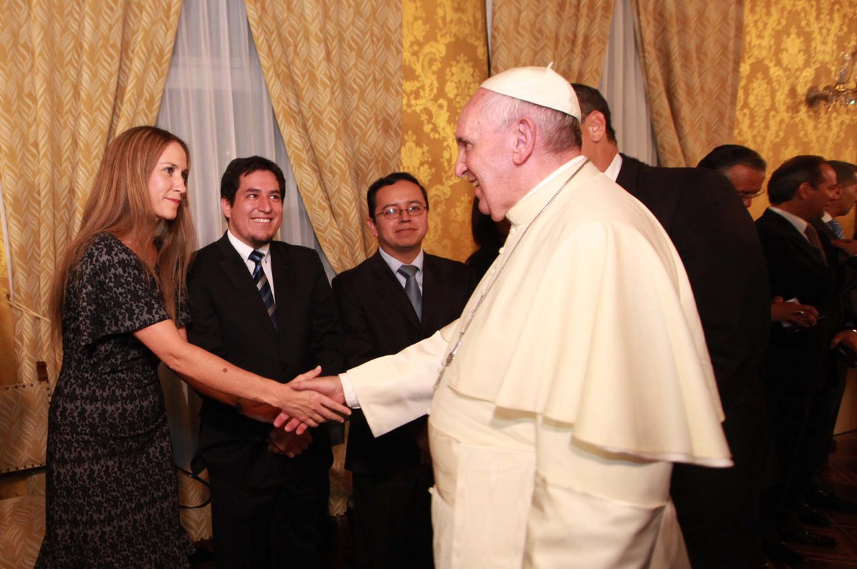 Inmensamente agradecida de haber conocido al Papa Francisco, un gigante humilde cuya voz por la justicia social y el cuidado de nuestro planeta transformó corazones y mentes. Su luz vivirá en cada acto de amor y justicia. Descansa en paz #papafrancisco