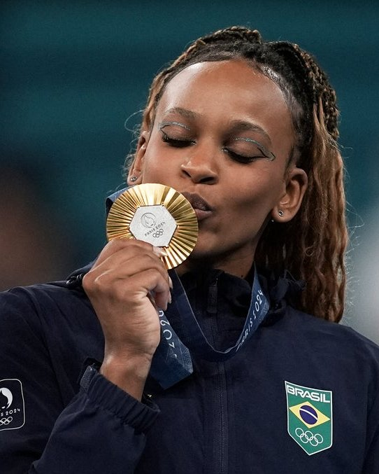 tracklist's tweet image. DO BRASIL! Rebeca Andrade vence o Prêmio Laureus de "Retorno do Ano", sendo a primeira mulher brasileira a ganhar na premiação. 🇧🇷

A ginasta foi premiada após superar uma série de lesões e conquistar o pódio nos Jogos Olímpicos em 2024.