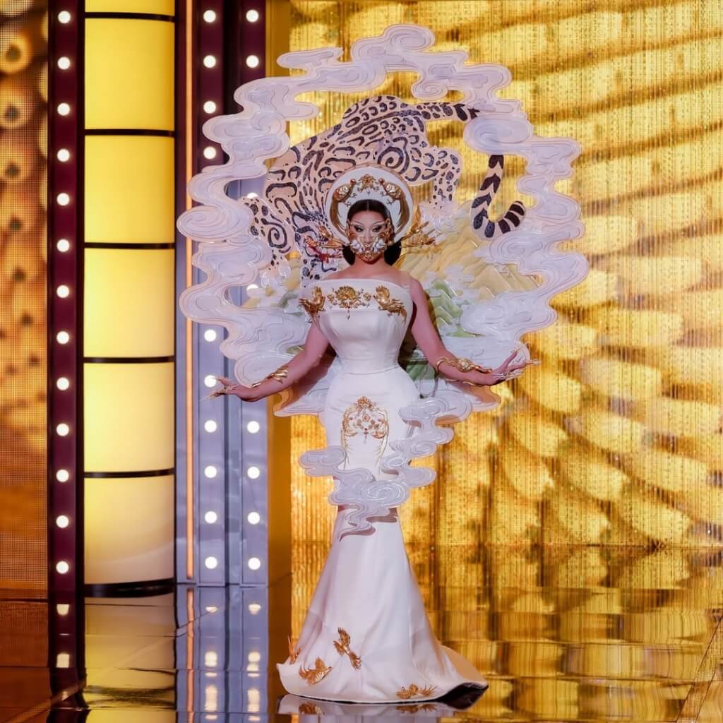 teco_in_atl's tweet photo. Nymphia Wind dazzled in an ivory gown inspired by Taiwan’s mountains🌄, the Formosan clouded leopard🐆, and the Mikado🦚 pheasant on RuPaul’s Drag Race! 💃
📸:IG/rupaulsdragrace
#TECOATL #NymphiaWind #DragRace#TaiwanPride #LGBTQ https://t.co/WnxdApq9hM